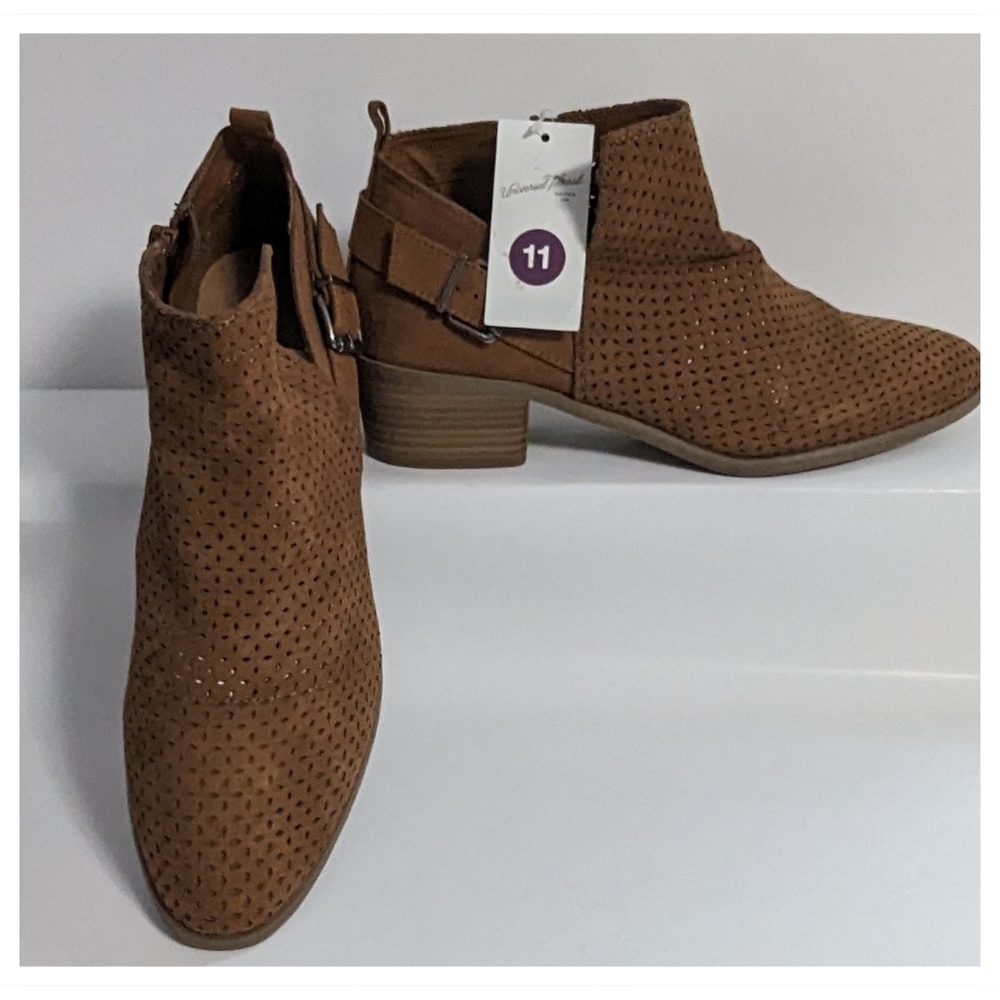 NWT Universal Thread Boots